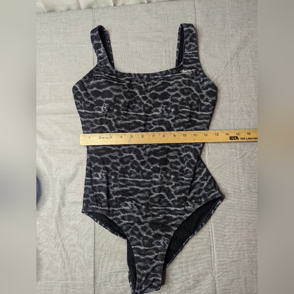 Nike Women Size Medium One Piece Competitive Swimsuit Black Grey Animal Print - Picture 4 of 9